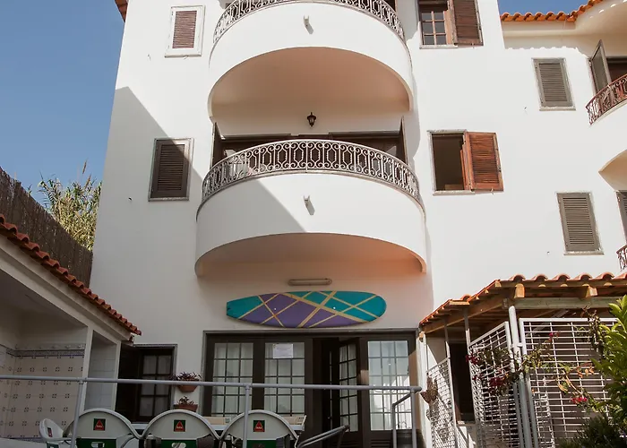 Vandrarhem Chill Hill & Private - Peach Garden Ericeira