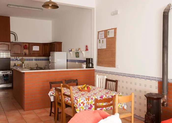 Vandrarhem Chill Hill & Private - Peach Garden Ericeira