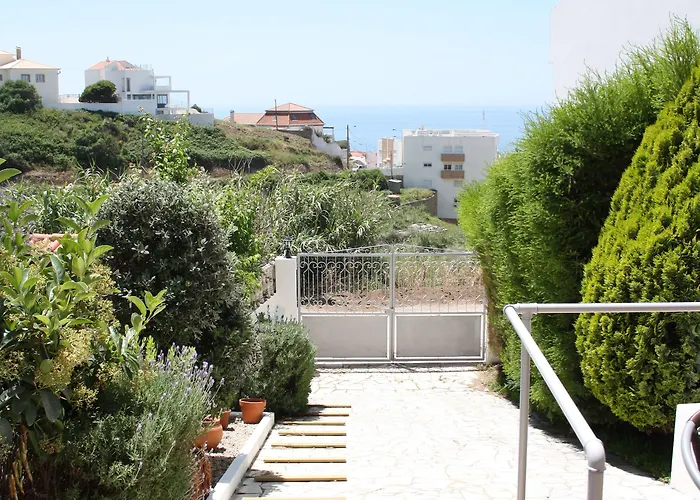 Vandrarhem Chill Hill & Private - Peach Garden Ericeira